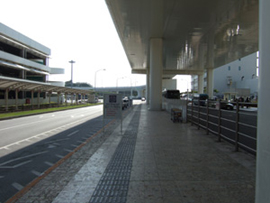 空港看板曲がった先 空港看板曲がった先